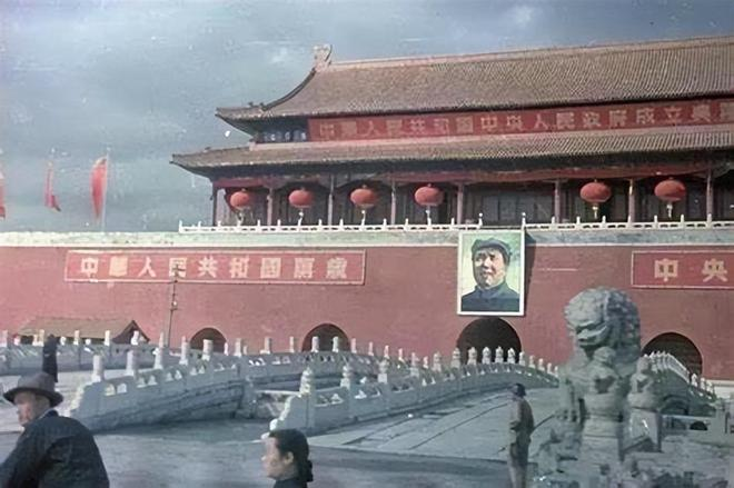 天安门城楼标语替换前